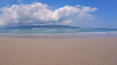 Heaven tropical paradise beach in Bali, blue waves on yellow sands Vidéo 108199953