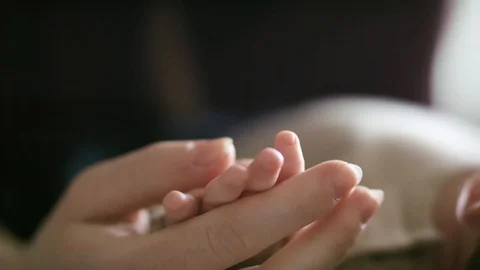 Heavenly feeling touching a new born baby tiny wrist in slow motion, Vídeos de archivo 121998485