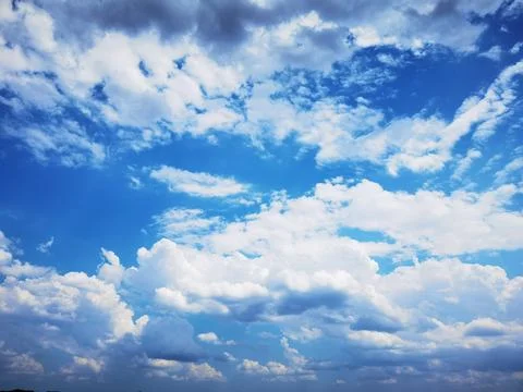 Heavenly Harmony: Clouds Dancing in Blue Skies Foto stock