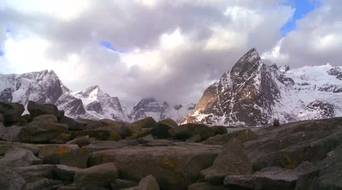 Heavenly light streams down on a beautiful snow covered shoreline amidst fjords Vídeos de archivo 42003263