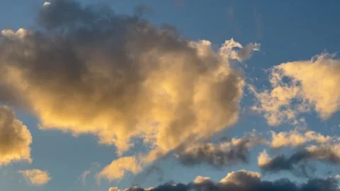 A heavenly look at the sky and clouds at sunset. Vídeos de archivo 331199464