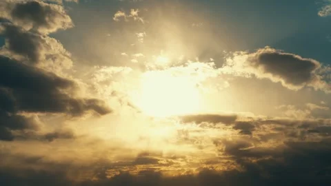 A heavenly timelapse of a cloudy sky with a bright golden sun. Vidéo 334019937
