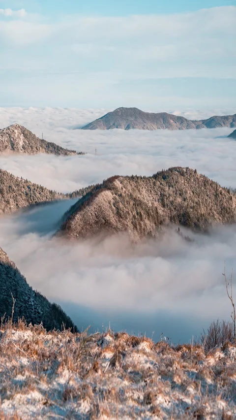 Heavenly Timelapse of Misty Mountains with Rolling Clouds in Winter Vídeos de archivo 333457685