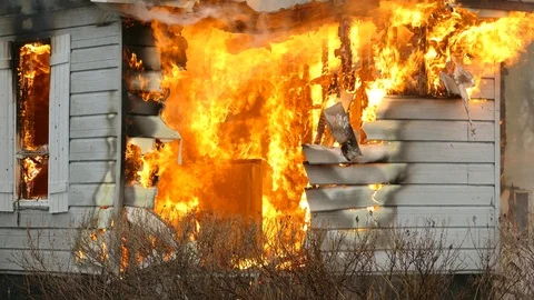 Heavy and aggressive flames burning a house Vidéo 112021690