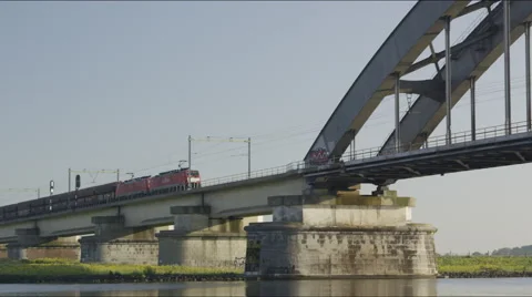 Heavy cargo coal train passing classic steel bridge Vidéo 42727477
