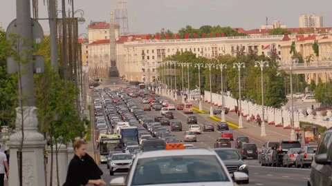 Heavy city traffic jam during rush hour in minsk 库存影片 324718512