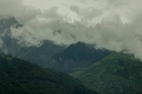 Heavy cloud on the green mountain Foto stock
