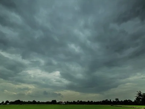 Heavy clouds clearing up over a rice field Vídeo Stock 83049122