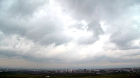 Heavy clouds over the city Video stock 93781833