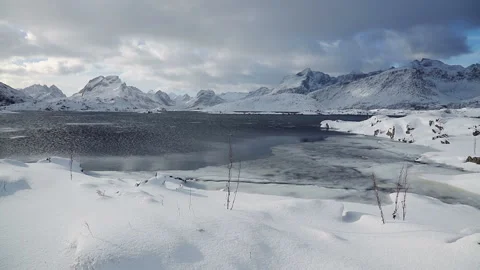 Heavy Clouds over the Winter Lake. Fast Motion Vidéo 106457525