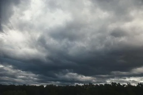 Heavy dark low clouds over forest before thunderstorm Stock-Fotos