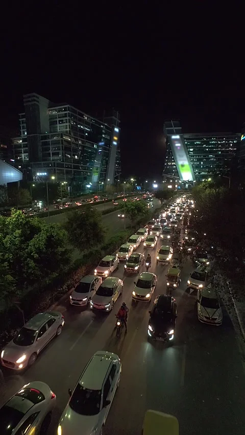 Heavy evening road traffic on Raghvendra Marg near Cybercity, Gurgaon. Stock Footage 336664016