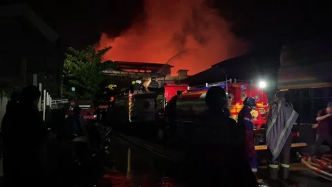 Heavy fire in plastic storage warehouse Stock Footage 290945054