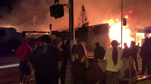 Heavy fire rips thru building set ablaze by protesters for George Floyd's death Video stock 137553450