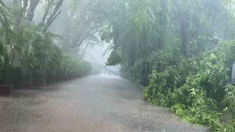 Heavy floods and rainfall due to Cyclone Tauktae in Mumbai, India Stock-Footage 154532979
