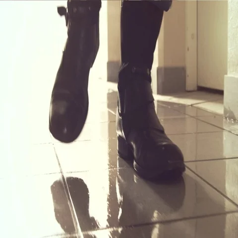 Heavy footsteps along the corridor. The old boots. Shooting with dolly. Vídeo Stock 69491718