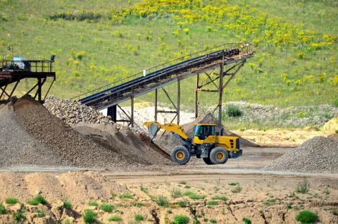 Heavy front-end loader or all-wheel bulldozer for mechanization of loading, d Foto stock