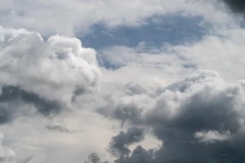 Heavy gray cloudscape over open sky, textured cumulus layers gather with dark Foto stock