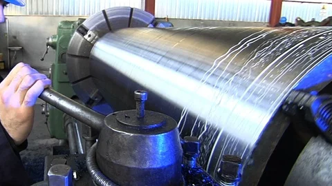 Heavy industry lathe 動画素材 104075660