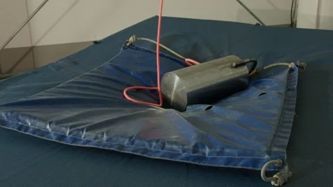 A heavy mass falls from above in slow motion and crushes a mattress, laboratory  Vídeos de archivo 289546234