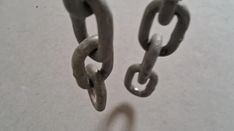 Heavy metal chains swinging in motion for industrial video footage 库存影片 339374536