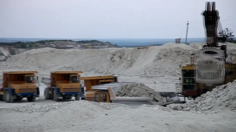 Heavy mining dump truck being loaded with iron ore Video stock 44122582