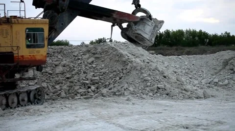 Heavy mining dump truck being loaded with iron ore 스톡 동영상 63993538