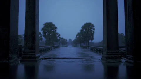 Heavy monsoon rain falling at Angkor Wat temple Vídeo Stock 331951435