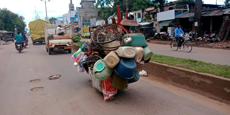 Heavy overloading at two wheeler. Stock-Fotos