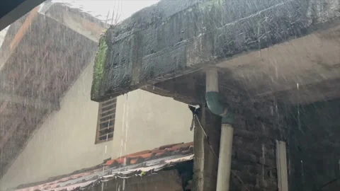 Heavy rain and strong wind blowing through an old building roof. Vidéo 334324353