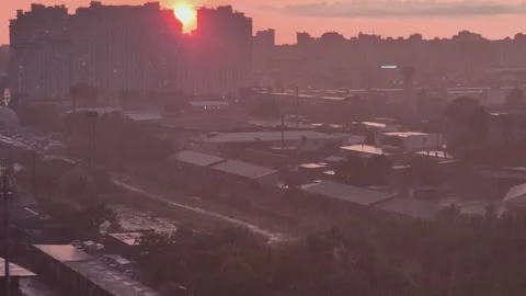 Heavy rain in the city at the same time as the sun comes out at sunset Video stock 310856484
