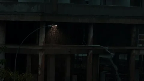 Heavy rain coming down in the evening with a street light Video stock 289087989