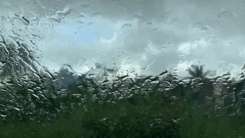 Heavy rain falling on car windshield Video stock 158942543