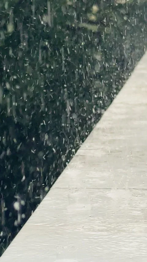 Heavy rain falling on concrete ledge Stock Footage 341772298