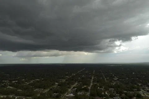 Heavy rain falling down from stormy clouds over rural Florida suburbs. Thunde Fotos Stock