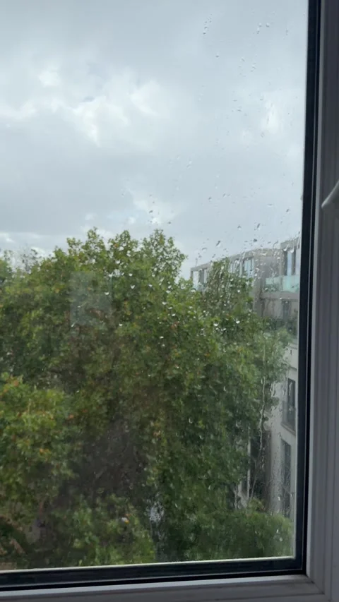 Heavy Rain Falling Outside Window Overlooking London Street and Trees Stockbeeldmateriaal 342807298