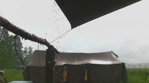 Heavy rain falling on a tent 库存影片 27326043