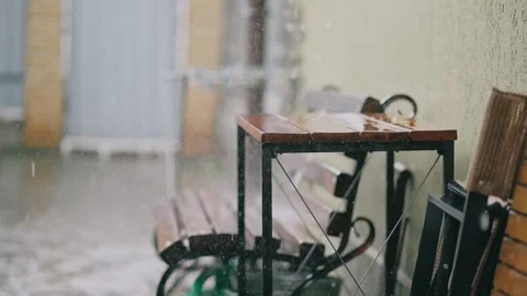 Heavy Rain Falling On Wooden Table Vidéo 343875141