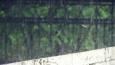 Heavy rain falls on the white wall Видео 91298798