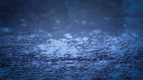 Heavy rain fell on the roads, causing a lot of flooding. Video stock 201938906