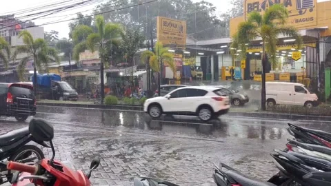 Heavy rain lashed the motorcyclists 스톡 동영상 236205690