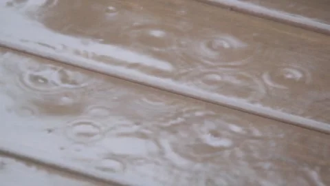 Heavy rain on a leaf sitting on a back deck. Stock-Footage 318943448