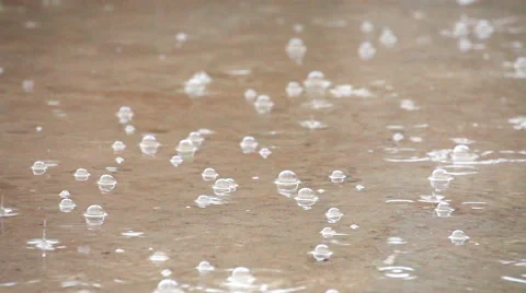 Heavy rain makes the bubbles in a puddle 스톡 동영상 50325466