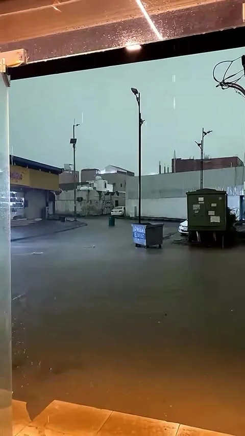 Heavy Rain Pouring Down on an Empty City Street 库存影片 342264763