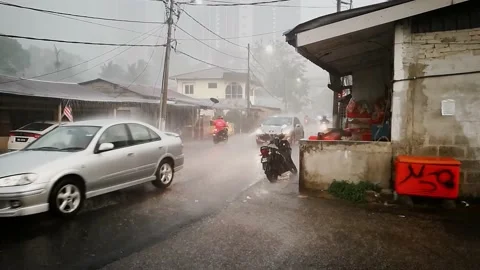 Heavy rain on the roadside Video stock 143296214
