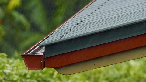Heavy Rain Rooftop to Gutter Medium Variable, 4K Stock-Footage 100997350