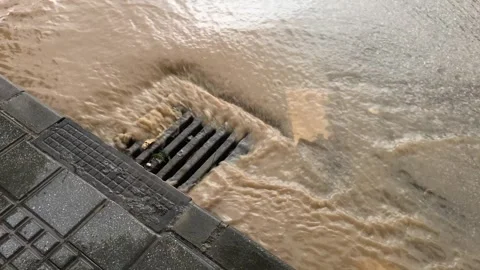 Heavy rain running into a road drain in Malaga 스톡 동영상 290786183