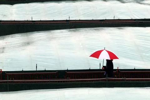 A Heavy Rain Shower Forces An Interruption To The Fourth Round Matches At The Al Stock Photos