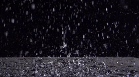 Heavy rain splashing in puddle night slomo Video stock 43260138