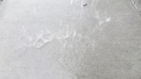 Heavy Rain Splashing on Wet Pavement Видео 344779367